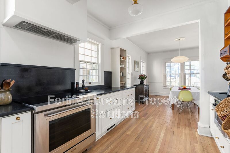 Building Photo - 915 N Eugene St