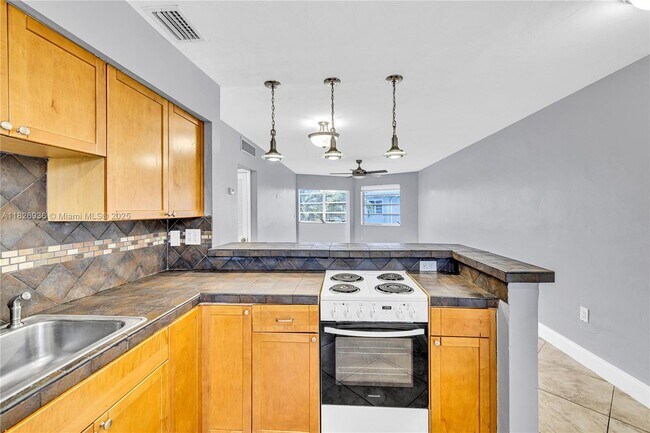 Building Photo - 1715 NE Miami Gardens Dr