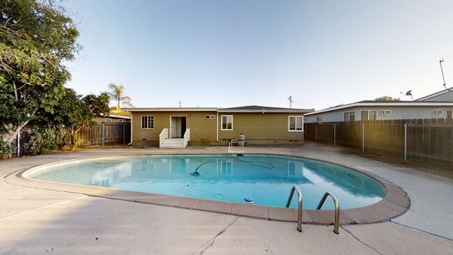 Building Photo - 7BD/3BA, Great Backyard w/ POOL!!! (Lease ...