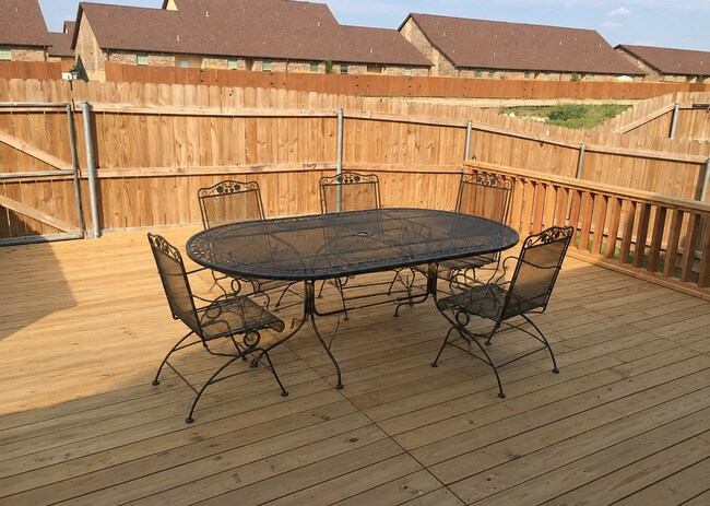 Building Photo - 3 Bed/3 Bath Barracks Townhome Available For Immediate Move In!!