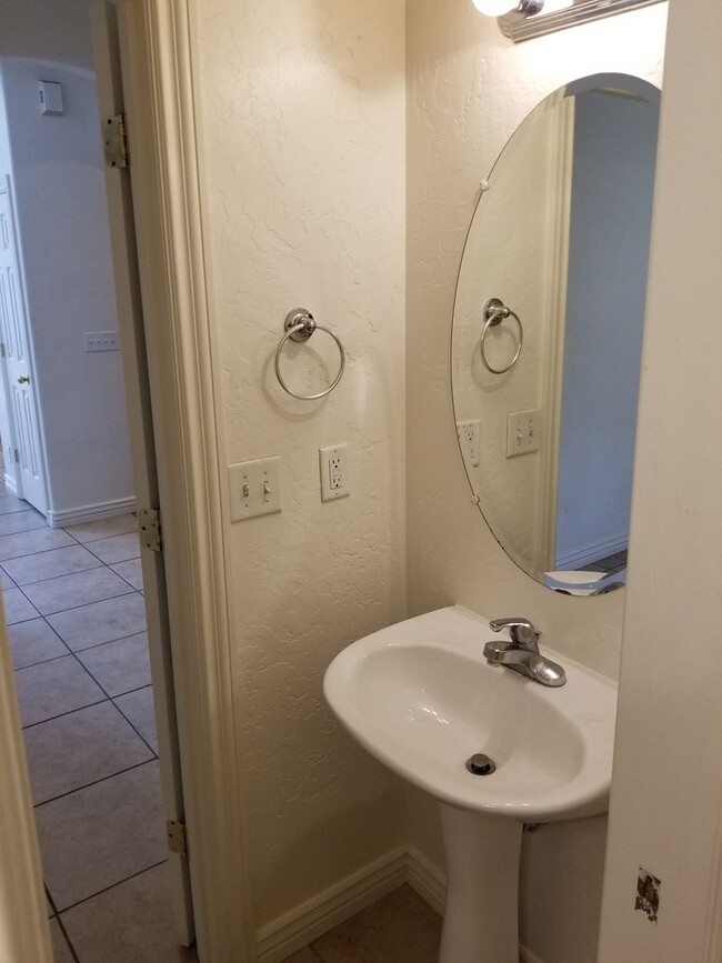 Building Photo - Westside 4 Bed, 2.75 Bath Townhouse w/Gara...