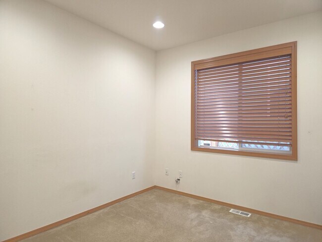 Building Photo - 4-bedroom, 2.5-bathroom home located in Fe...
