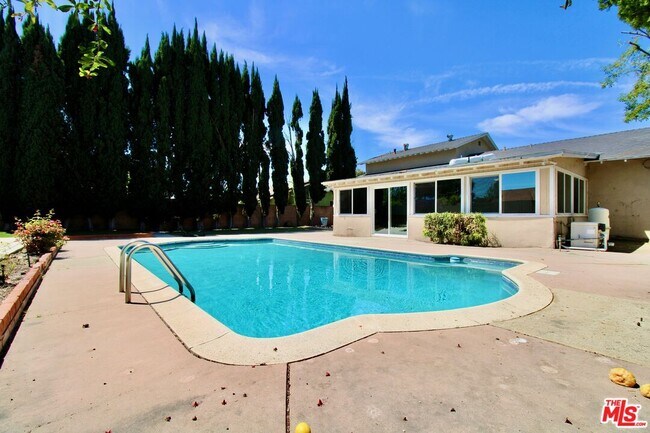 Building Photo - 7610 Kelvin Ave