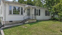Building Photo - 3-Bed 2-Bath in Town with 3-Car Garage!