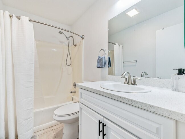 Building Photo - Fully Furnished 3 Bedroom 2 Bath - Single ...