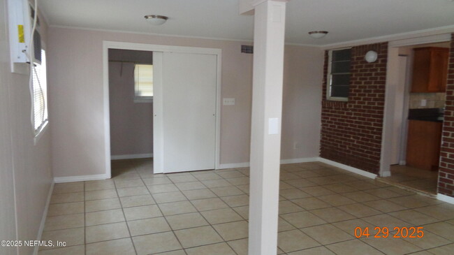 Building Photo - 1204 Crown Dr