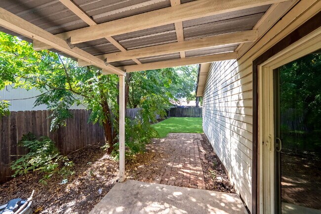 Building Photo - Ask about current rent incentives and specials being offered and book your self guided tour today.