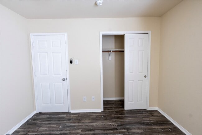 Building Photo - 6442 Wilshire Lakes