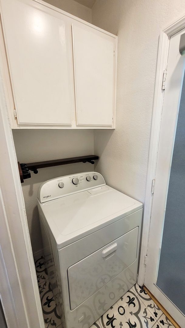 Building Photo - Downstairs 2 Bed 2 Bath Apartment in Gated Community!