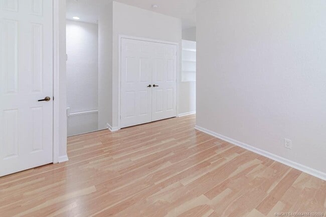 Building Photo - 356 SE Bloxham Way