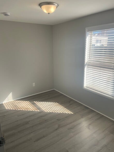 Building Photo - 2010 River Dr N