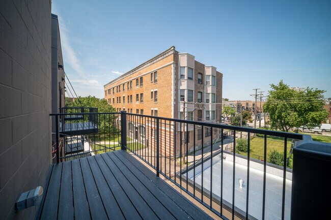 Building Photo - 406 E 50th Pl