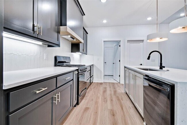 Building Photo - 1 Hemel Ln