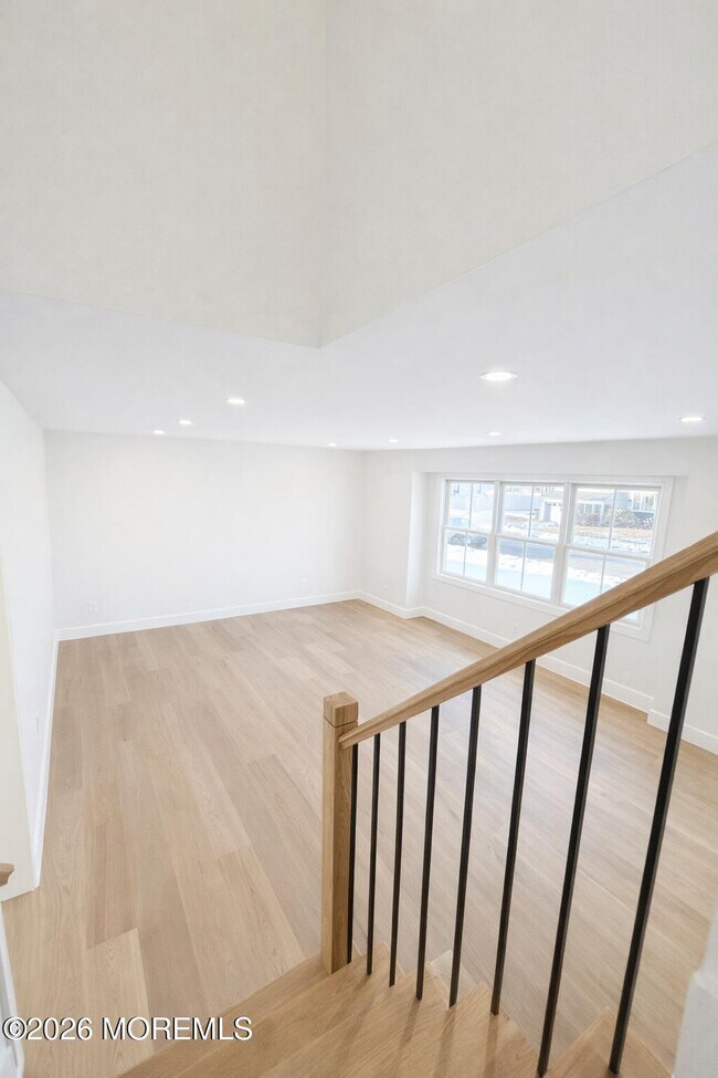 Building Photo - 20 Roslyn Dr