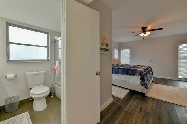 Building Photo - 2751 N Palm Aire Dr
