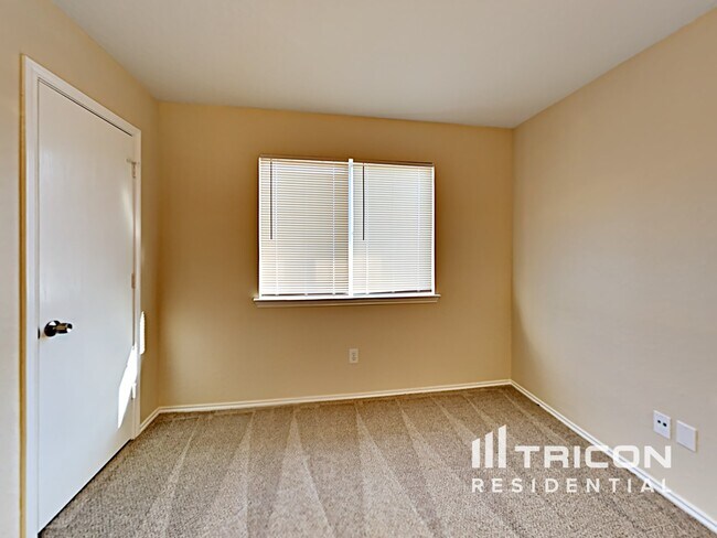 Building Photo - 2107 Hollow Cir