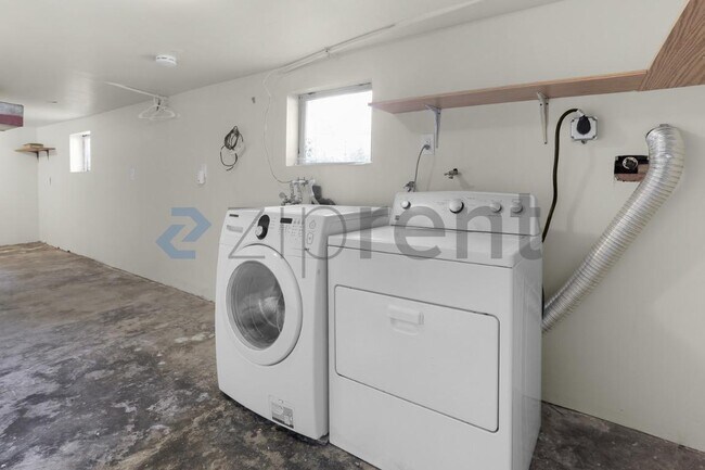 Building Photo - 5526 S Avon St