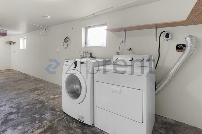 Building Photo - Unit