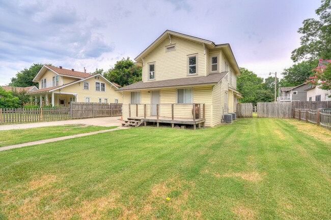 Building Photo - Renovated 3-Bed Gem Minutes from OU & Camp...