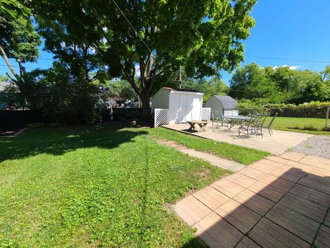 Building Photo - CharmingTwo Bedroom One Bath With Finished...