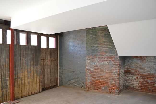 Building Photo - Historic carriage house renovated into a loft apartment! 1 bed 1 bath! Close to downtown