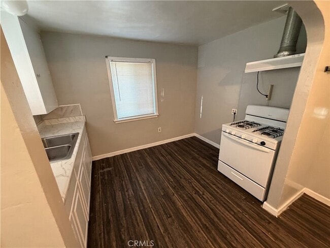 Building Photo - 8529 Oleander Ave