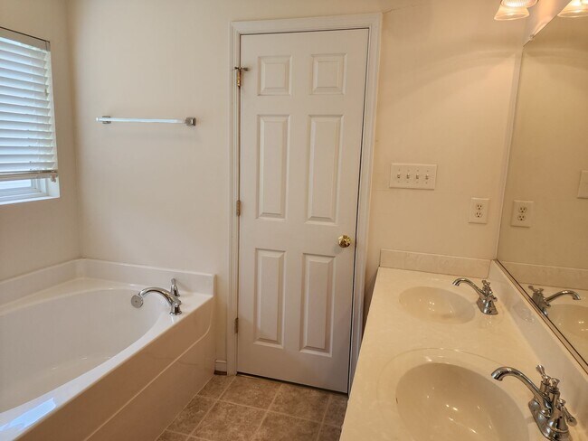 Building Photo - Beautiful Spacious Home in Huntington Place!