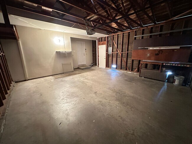 Building Photo - 1613 Carnation Ct