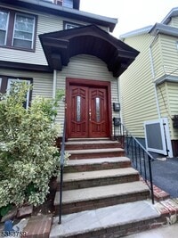 Building Photo - 32 Underwood St