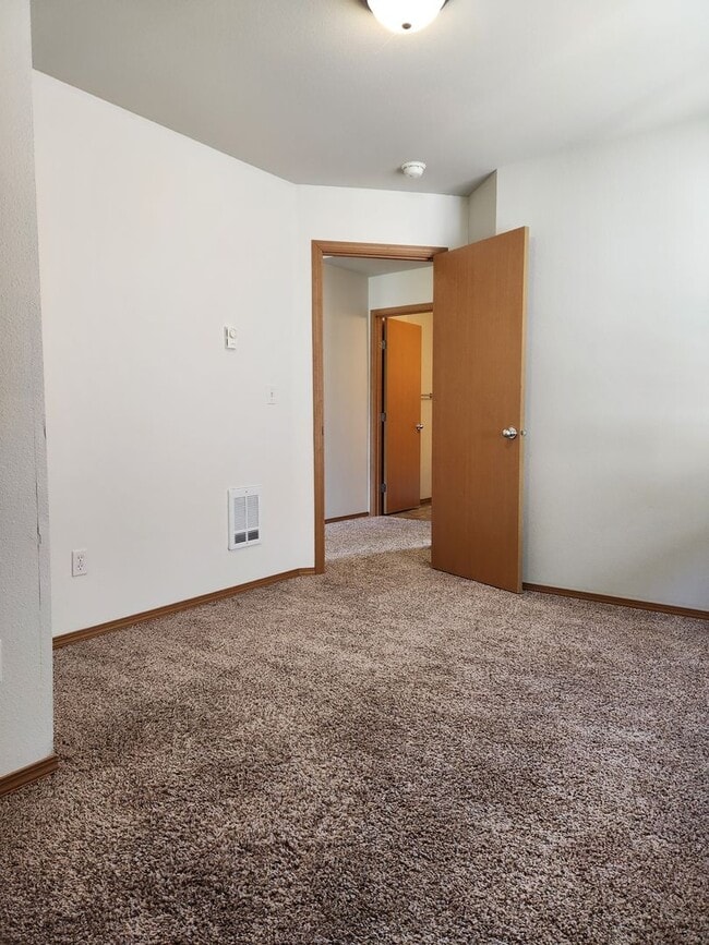 Building Photo - Cozy 3 Bedroom House!!! Ready For New Tena...