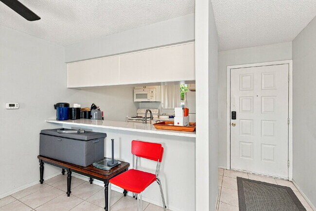 Building Photo - Charming 2-Bed Condo Retreat with Granite Touches in Sunny Venice!