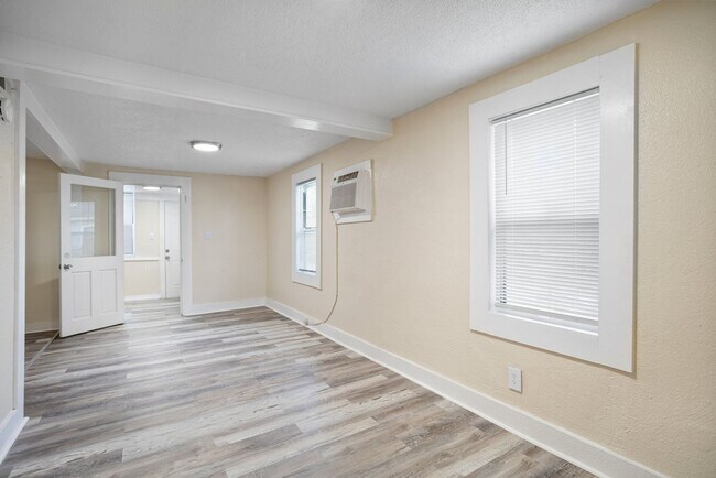 Building Photo - Won't Last! Apply NOW!  App fee REDUCED $25 ASAP $1995 3br/1bath CUTE House w/ HUGE YARD