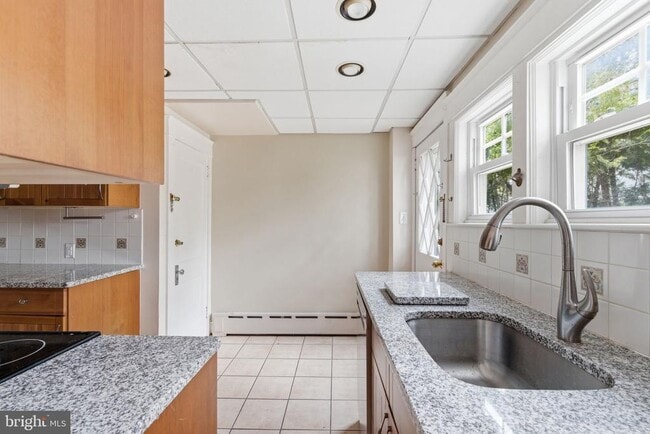 Building Photo - 530 E Manoa Rd