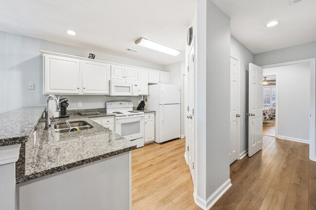 Building Photo - 568 Pinehurst Ln