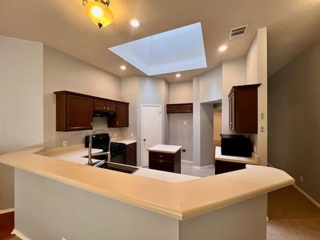 Building Photo - Steeds Crossing / One Story / 3 bedrooms, 2 bath, 2 living / Pflugerville ISD