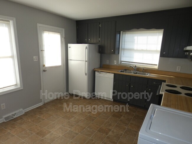 Building Photo - 1823 Meadow Dr