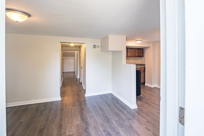 Building Photo - Spacious 3 Bedroom, 2 Bathroom Lower Level...