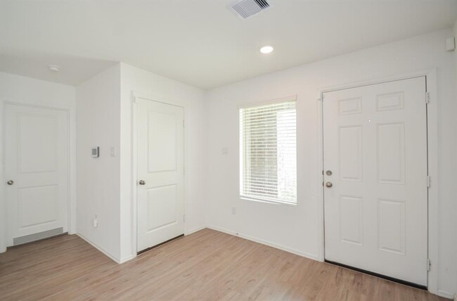 Building Photo - 4127 Saltillo Lakes Dr