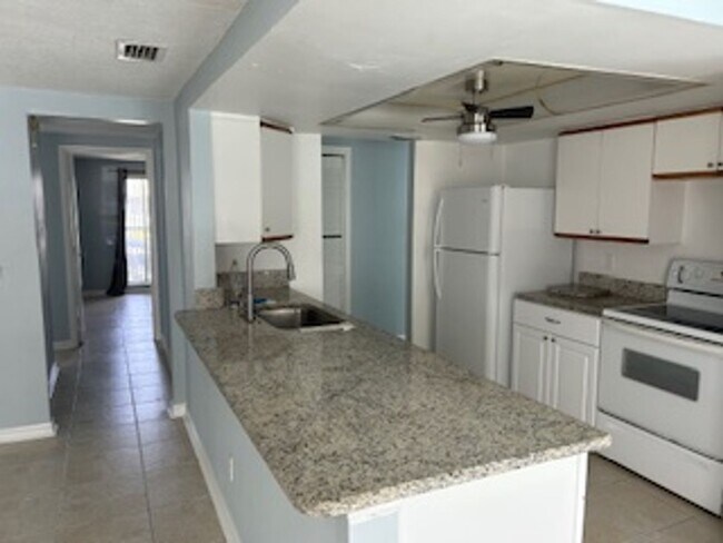 Building Photo - Beautiful 3 bedroom, 2 bath pool home in a...