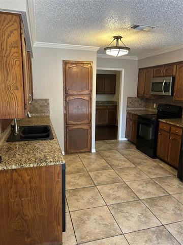 Building Photo - 820 Lake Forest Ct