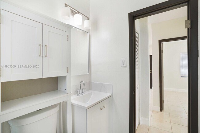 Building Photo - 502 NW 7th Ct