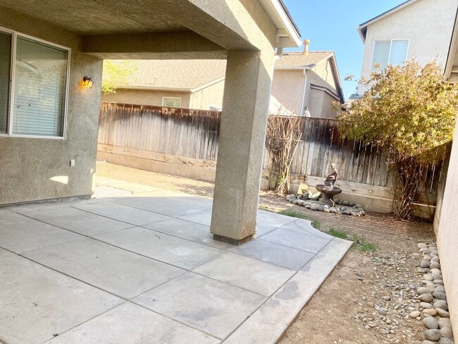 Building Photo - Spacious 4/2.5 off Fig Garden Loop