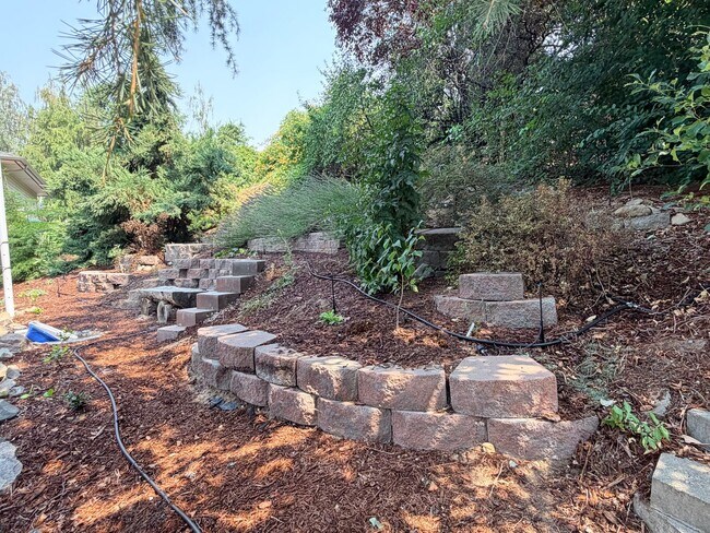 Building Photo - Executive 5 bed/4 bath home, POOL with pool service, decks with VIEWS, two kitchen/living room ar...