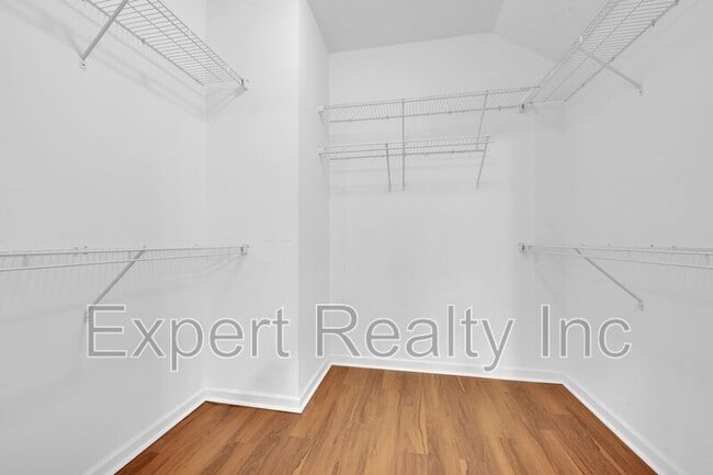 Building Photo - 1633 Cove Dr