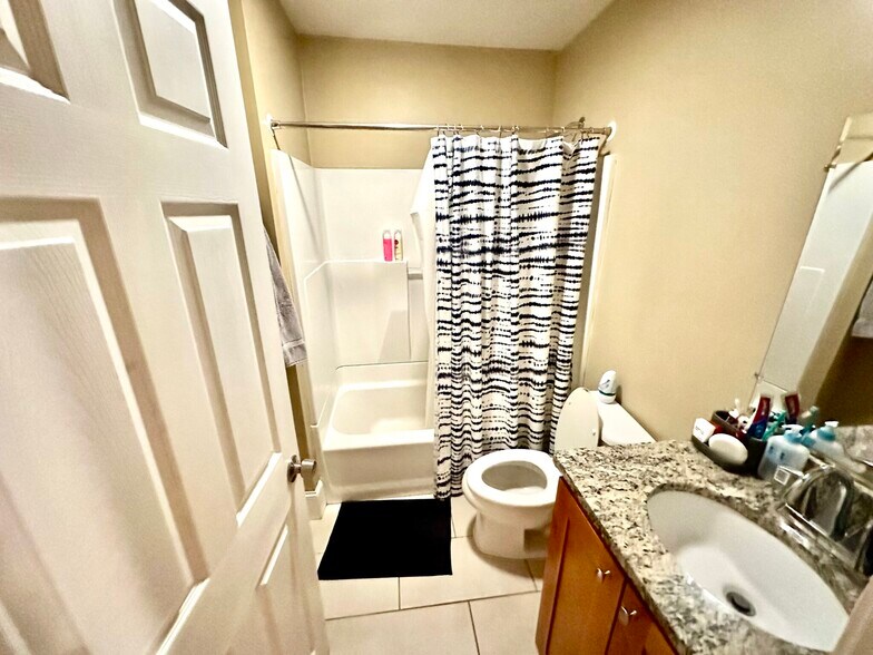 Building Photo - 76 Egmont St