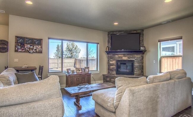Building Photo - Beautiful 4 Bedroom Home on Bends Eastside!