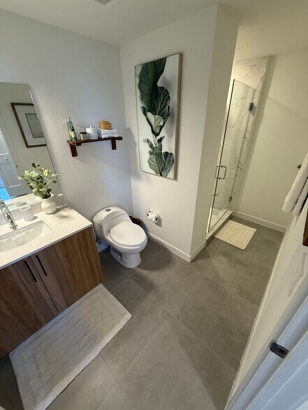 Building Photo - 830 SW 9th Ct