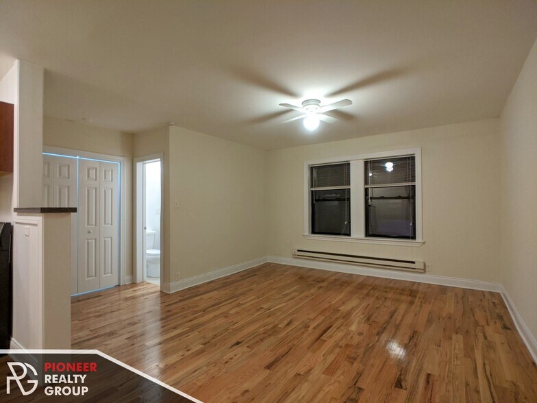 Building Photo - 546 W Wellington Ave