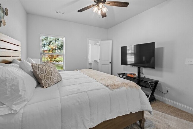 Building Photo - 230 Bequette Ln