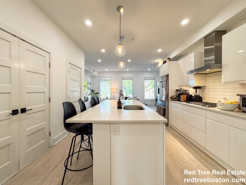 Building Photo - 231 Maverick St